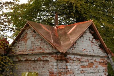 Odtworzone metodą rzemieślniczą pokrycie dachowe. Krycie wykonano blachą miedzianą "na felc" zgodnie z pierwotną technologią. Fot. ze zbior&oacute;w autorki